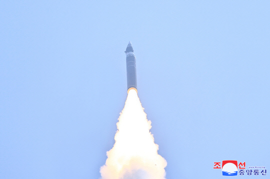지난 1월6일 북한 미사일총국이 신형 극초음속 중장거리 탄도미사일 시험발사를 진행했다고 관영 조선중앙통신이 이튿날(7일) 보도했다. 통신은 김정은 국무위원장이 화상감시체계로 참관했다고 전했다.<연합뉴스>